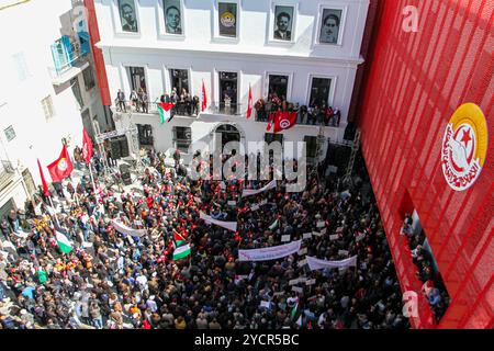 Tunis, Tunesien. Mai 2024. Der Sitz der tunesischen Gewerkschaft Allgemeine Arbeit (UGTT) während einer großen Kundgebung zum Internationalen Arbeitstag in Tunis, Tunesien. Die Veranstaltung feierte den Kampf der Arbeiter und ihre wirtschaftlichen und sozialen Errungenschaften, aber auch den Widerstand der Palästinenser im belagerten Gazastreifen und im Westjordanland. Mehrere palästinensische Flaggen wurden während der Veranstaltung gewunken, neben der tunesischen Flagge und den UGTT-Flaggen Stockfoto