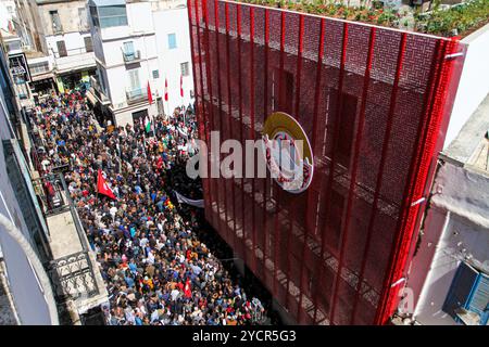 Tunis, Tunesien. Mai 2024. Der Sitz der tunesischen Gewerkschaft Allgemeine Arbeit (UGTT) während einer großen Kundgebung zum Internationalen Arbeitstag in Tunis, Tunesien. Die Veranstaltung feierte den Kampf der Arbeiter und ihre wirtschaftlichen und sozialen Errungenschaften, aber auch den Widerstand der Palästinenser im belagerten Gazastreifen und im Westjordanland. Mehrere palästinensische Flaggen wurden während der Veranstaltung gewunken, neben der tunesischen Flagge und den UGTT-Flaggen Stockfoto