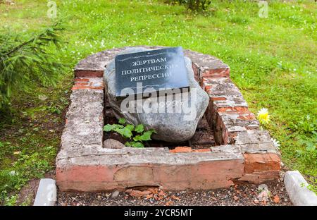 LUBYTINO, REGION NOWGOROD, RUSSLAND - 26. JULI 2015: Ein Denkmal für die Opfer politischer Repressionen. Text auf russisch: Opfer politischer Repressio Stockfoto