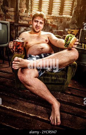 Fetter Mann, der Hamburger isst Stockfoto