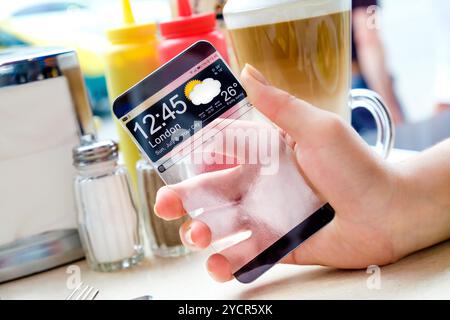 Smartphone mit transparenten Bildschirm in Menschenhand. Stockfoto