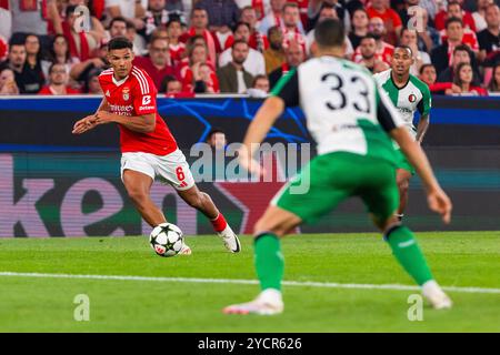 Lissabon, Portugal. Oktober 2024. Alexander Bah (L) von SL Benfica wurde während des Fußballspiels der UEFA Champions League zwischen SL Benfica und Feyenoord im Stadion Estadio da Luz gesehen. (Endnote: SL Benfica 1 - 3 Feyenoord) (Foto: Hugo Amaral/SOPA Images/SIPA USA) Credit: SIPA USA/Alamy Live News Stockfoto