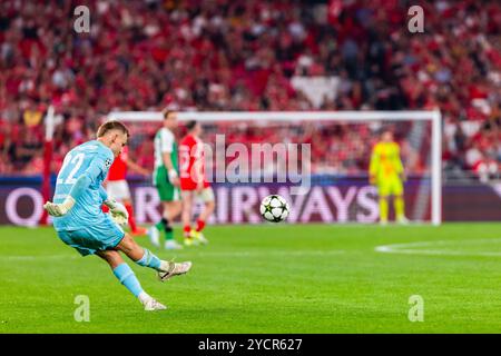 Lissabon, Portugal. Oktober 2024. Timon Wellenreuther aus Feyenoord wurde während des Fußballspiels der UEFA Champions League zwischen SL Benfica und Feyenoord im Estadio da Luz Stadium in Aktion gesehen. (Endnote: SL Benfica 1 - 3 Feyenoord) (Foto: Hugo Amaral/SOPA Images/SIPA USA) Credit: SIPA USA/Alamy Live News Stockfoto