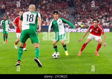 Lissabon, Portugal. Oktober 2024. Inbeom Hwang (C) aus Feyenoord wurde während des Fußballspiels der UEFA Champions League zwischen SL Benfica und Feyenoord im Estadio da Luz Stadium beobachtet. (Endnote: SL Benfica 1 - 3 Feyenoord) (Foto: Hugo Amaral/SOPA Images/SIPA USA) Credit: SIPA USA/Alamy Live News Stockfoto