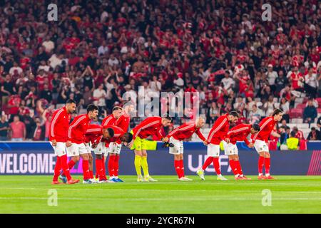 Lissabon, Portugal. Oktober 2024. SL Benfica-Spieler begrüßen die Fans vor dem UEFA Champions League-Spiel zwischen SL Benfica und Feyenoord im Estadio da Luz-Stadion. (Endnote: SL Benfica 1 - 3 Feyenoord) Credit: SOPA Images Limited/Alamy Live News Stockfoto