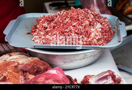 Rohe gehackte Fleisch bereit für den Verkauf auf dem örtlichen Bauernmarkt Stockfoto