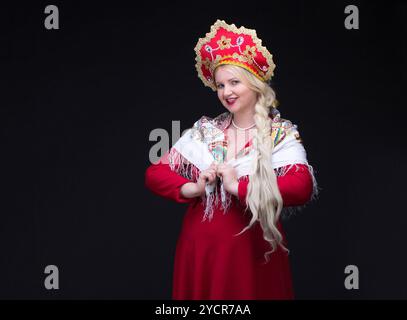 Mädchen in russischer Tracht. Die Frau trägt Sarafan und Kokoshnik. Stockfoto