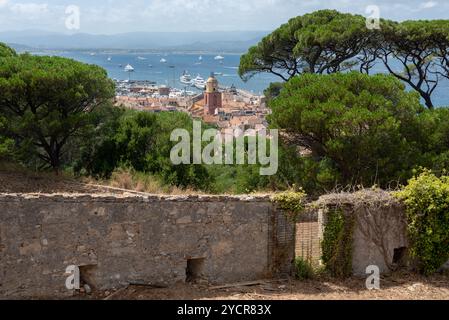 Blick über die Dächer von Saint Tropez mit der Kirche Notre-Dame de l&#39;Assomption, dahinter die Bucht von Saint Tropez mit zahlreichen Booten, Saint Trope Stockfoto