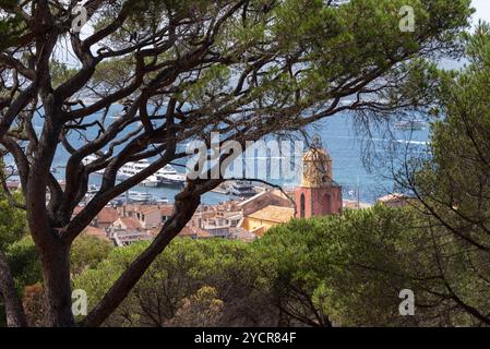 Blick über die Dächer von Saint Tropez mit der Kirche Notre-Dame de l&#39; Assomption, Saint Tropez, Provence-Alpes-Côte d&#39;Azur, Frankreich Stockfoto