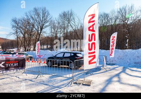 SAMARA, RUSSLAND - 14. FEBRUAR 2016: Cars Event Nissan X-Tour im Skigebiet Krasnaya Glinka in Samara, Russland Stockfoto