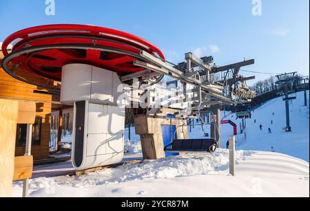 SAMARA, RUSSLAND - 14. FEBRUAR 2016: Sessellift im Bergskigebiet „Krasnaya Glinka“ am sonnigen Wintertag in Samara, Russland Stockfoto