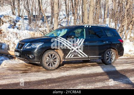 SAMARA, RUSSLAND - 14. FEBRUAR 2016: Fahrzeug Nissan Pathfinder parkt an sonnigem Tag auf der Landstraße Stockfoto