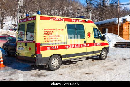 SAMARA, RUSSLAND - 14. FEBRUAR 2016: Krankenwagen parkt an sonnigem Tag. Text auf russisch: 'Der erste private Krankenwagen' Stockfoto