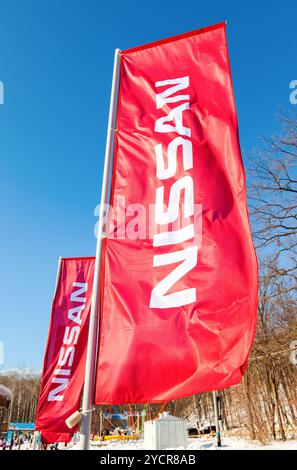 SAMARA, Russland - 14. Februar 2016: Autohaus Fahnen Nissan über blauen Himmel im sonnigen Tag. Nissan ist ein japanischer multinationalen Automobilunternehmen Stockfoto