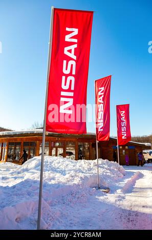 SAMARA, Russland - 14. Februar 2016: Autohaus Fahnen Nissan über blauen Himmel im sonnigen Tag. Nissan ist ein japanischer multinationalen Automobilunternehmen Stockfoto