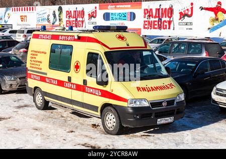 SAMARA, RUSSLAND - 14. FEBRUAR 2016: Krankenwagen parkt an sonnigem Tag. Text auf russisch: 'Der erste private Krankenwagen' Stockfoto