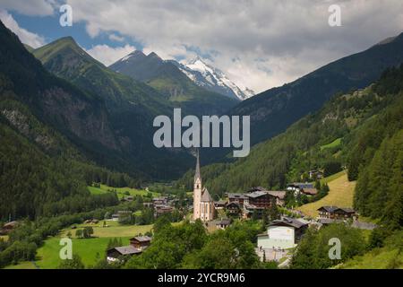 Blick auf die Pfarrkirche und die Stadt Heiligenblut mit dem Berg Gross Glockner, Spittal an der Drau, Kärnten, Österreich Stockfoto