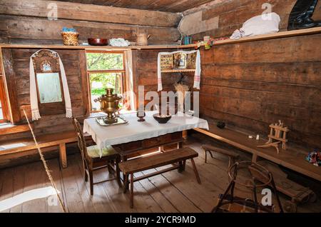 Innenraum des alten ländlichen Holzhaus im Museum der Holzarchitektur Vitoslavlitsy Stockfoto