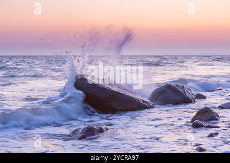 Steine bei Sonnenaufgang am Brodtener Steilufer an der Ostsee, Schleswig-Holstein, Deutschland Stockfoto