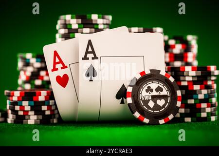 Chips und zwei Asse Stockfoto