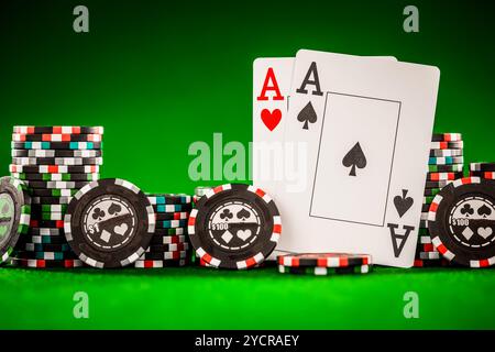 Chips und zwei Asse Stockfoto