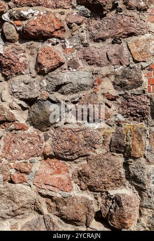 Grobe alte Natursteinmauer als Hintergrund Stockfoto