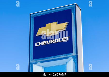 SAMARA, RUSSLAND - 20. MÄRZ 2016: Schild des Chevrolet-Händlers vor blauem Himmel. Chevrolet ist ein US-amerikanischer Automobilhersteller Stockfoto