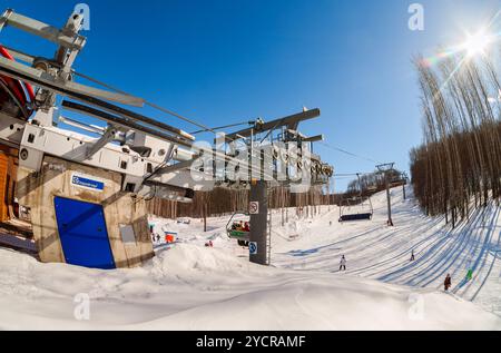 SAMARA, RUSSLAND - 20. MÄRZ 2016: Sessellift im Bergskigebiet „Krasnaya Glinka“ am sonnigen Wintertag in Samara, Russland Stockfoto