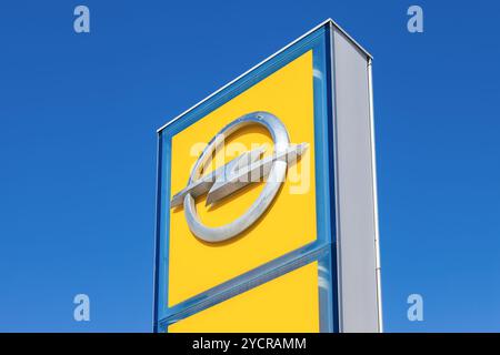 SAMARA, RUSSLAND - 20. MÄRZ 2016: Schild des Opel-Händlers vor blauem Himmel. Opel ist ein deutscher Automobilhersteller Stockfoto