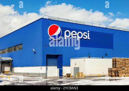 SAMARA, RUSSLAND - 20. MÄRZ 2016: Fabrik der Pepsi Corporation in Samara, Russland. PepsiCo Inc. Ist ein multinationales US-amerikanisches Food-, Snack- und Getränkekonzern Stockfoto