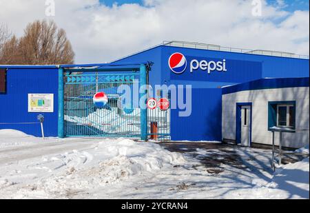 SAMARA, RUSSLAND - 20. MÄRZ 2016: Fabrik der Pepsi Corporation in Samara, Russland. PepsiCo Inc. Ist ein multinationales US-amerikanisches Food-, Snack- und Getränkekonzern Stockfoto