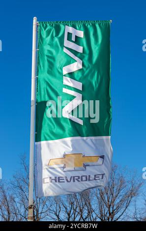 SAMARA, RUSSLAND - 20. MÄRZ 2016: Schild des Niva Chevrolet Händlerbetriebs vor blauem Himmel. Chevrolet ist ein US-amerikanischer Automobilhersteller Stockfoto