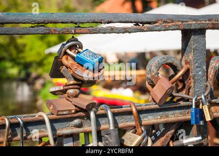 Vorhängeschlösser auf der Brücke zur republik Uzupis, Vilnius Stockfoto