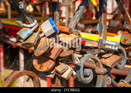 Vorhängeschlösser auf der Brücke zur republik Uzupis, Vilnius Stockfoto