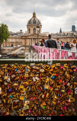 Vorhängeschlösser vor der Brücke Pont de Arts, Paris Stockfoto