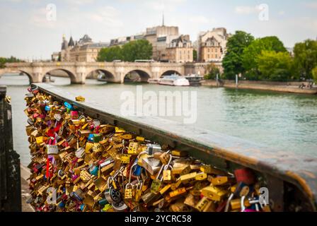 Vorhängeschlösser vor der Brücke Pont de Arts, Paris Stockfoto