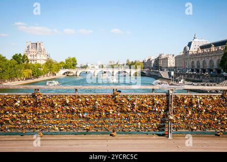 Vorhängeschlösser vor der Brücke Pont de Arts, Paris Stockfoto