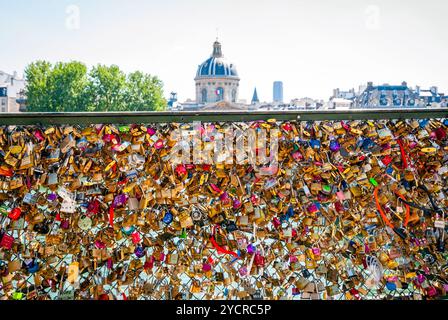 Vorhängeschlösser vor der Brücke Pont de Arts, Paris Stockfoto