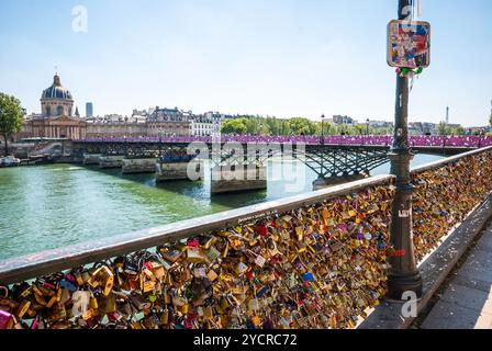 Vorhängeschlösser vor der Brücke Pont de Arts, Paris Stockfoto