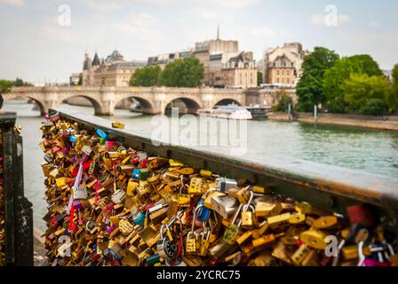 Vorhängeschlösser vor der Brücke Pont de Arts, Paris Stockfoto