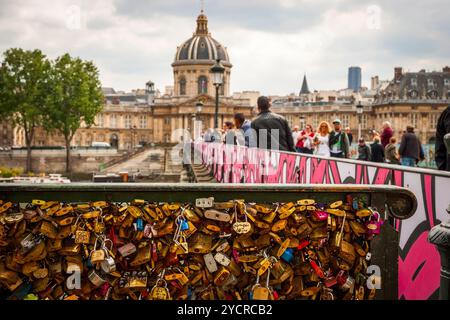 Vorhängeschlösser vor der Brücke Pont de Arts, Paris Stockfoto