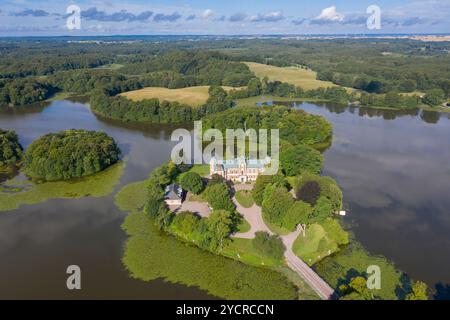 Haeckeberga Castle auf einer Insel in Haeckebergasjoen, Skane, Schweden Stockfoto