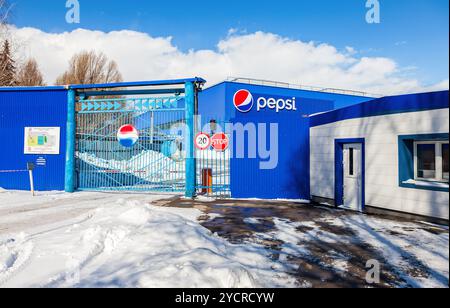 SAMARA, RUSSLAND - 20. MÄRZ 2016: Fabrik der Pepsi Corporation in Samara, Russland. PepsiCo Inc. Ist ein multinationales US-amerikanisches Food-, Snack- und Getränkekonzern Stockfoto