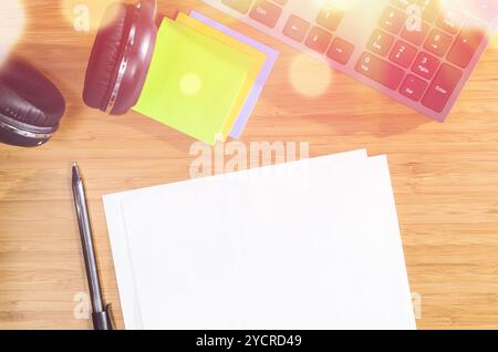 Holztisch mit Bürogegenständen, moderner, stilvoller Arbeitsplatz, Blick von oben Stockfoto