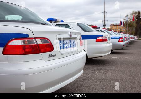 Russische Polizei patrouillieren Fahrzeuge geparkt auf dem Kuibyschew Platz im Frühling Stockfoto