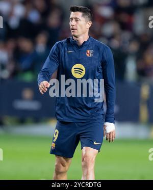 Barcelona, Spanien. Oktober 2024. Fußball: Champions League, FC Barcelona - Bayern München, Vorrunde, Spieltag 3 bei Estadi Olimpic Lluis Companys. Robert Lewandowski aus Barcelona wärmt sich auf. Quelle: Sven Hoppe/dpa/Alamy Live News Stockfoto