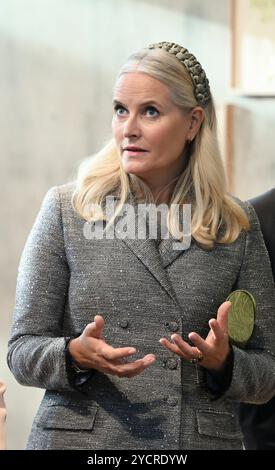 Berlin, Deutschland. Oktober 2024. Die norwegische Kronprinzessin Mette-Marit nimmt an einer Feier zum 25. Jahrestag der nordischen Botschaft Teil. Quelle: Jens Kalaene/dpa/Alamy Live News Stockfoto