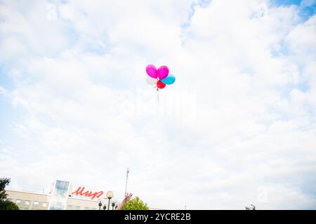 Reihe von bunten Luftballons in den blauen Himmel Stockfoto