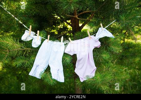 Baby-Bekleidung an der Wäscheleine hängen Stockfoto