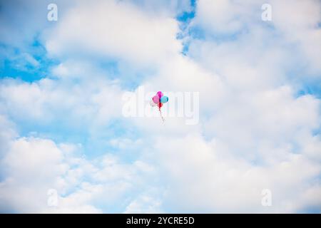 Reihe von bunten Luftballons in den blauen Himmel Stockfoto